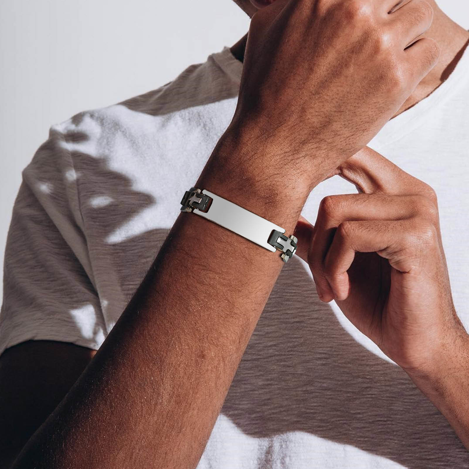 Personalisiertes-Herrenarmband-SilberSchwarz-mit-eigenem-Namen-Wunschtext-Gravur-3