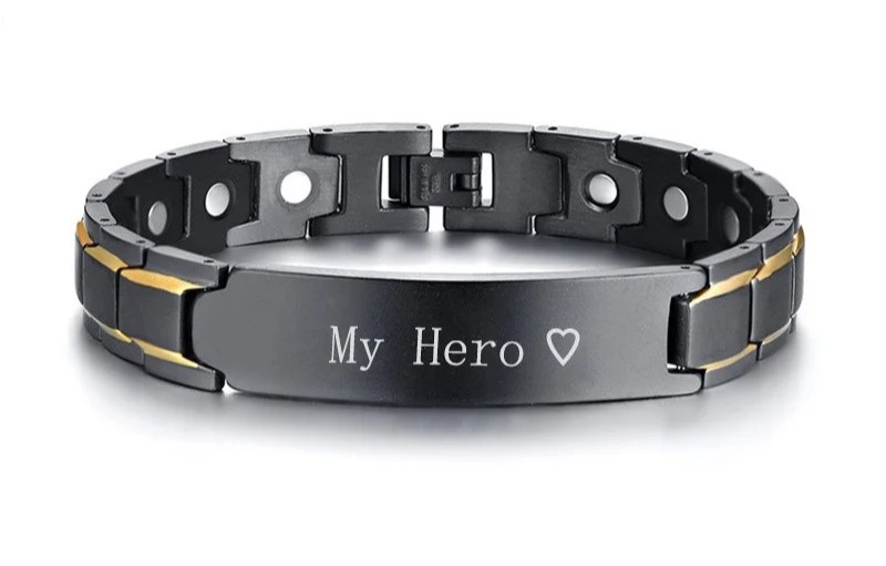 Graviertes Herrenarmband mit eigenem Wunschtext – Personalisiertes Armband aus Edelstahl (21 cm)