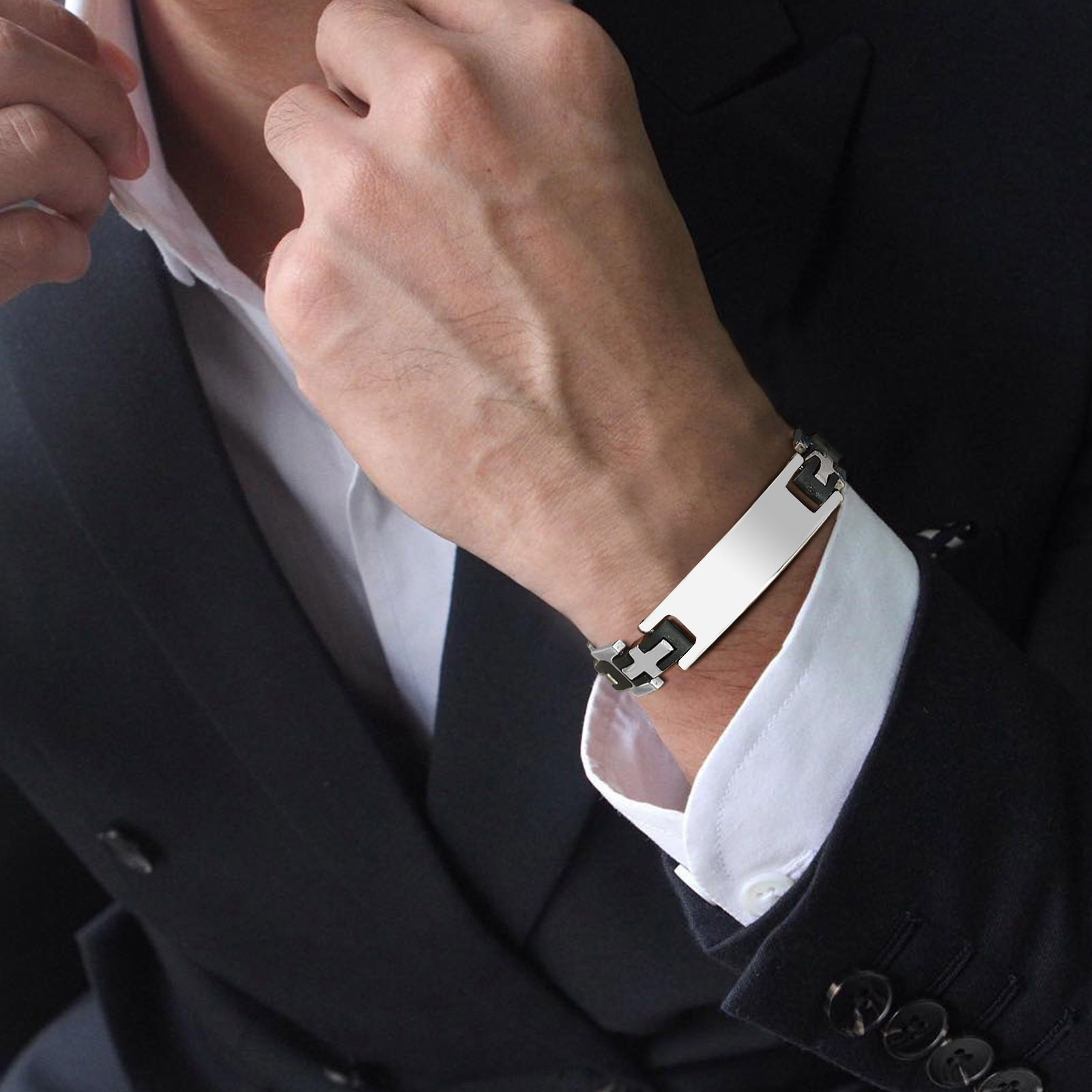 Personalisiertes-Herrenarmband-SilberSchwarz-mit-eigenem-Namen-Wunschtext-Gravur-2