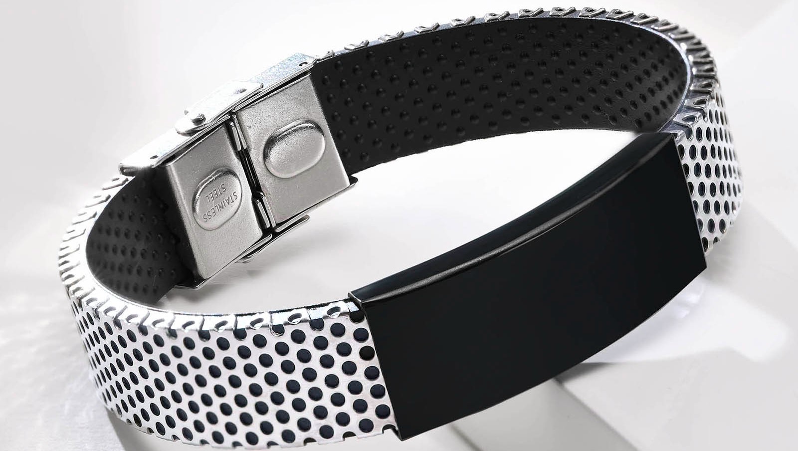 Verstellbares Armband aus Edelstahl mit eigenem Namen Wunschtext Gravur