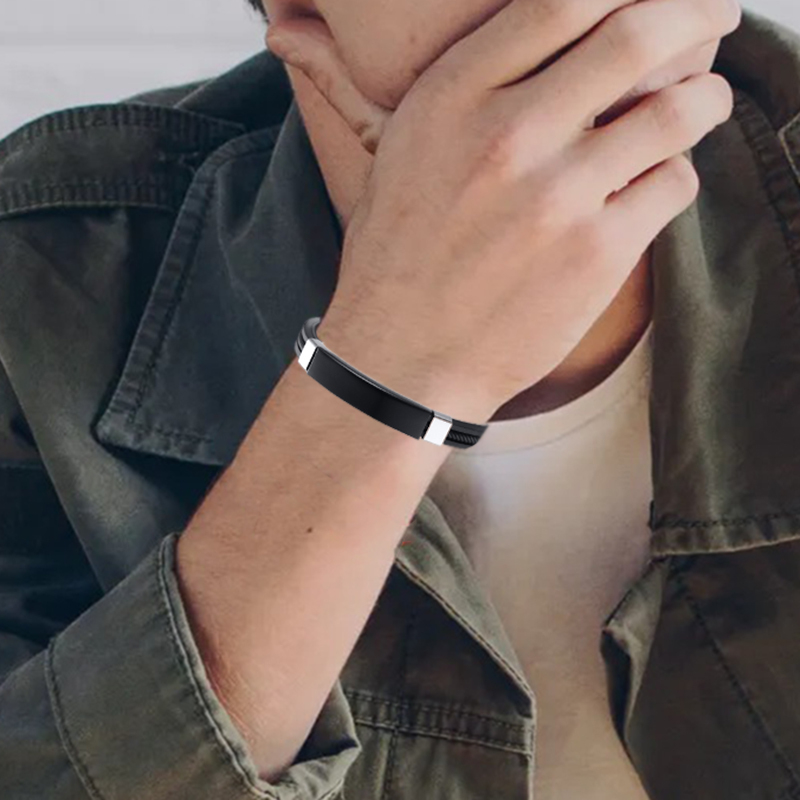 Schwarzes Armband aus Edelstahl mit eigenem Namen Wunschtext Personalisiert